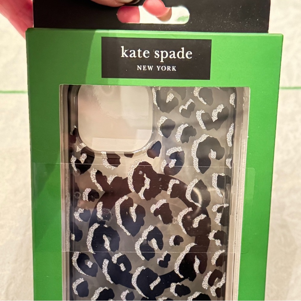 NIB♠️🆕Kate Spade ♠️ 🆕 Apple Glitter Leopard Print iPhone 13/14/15 l/16e Case🐆♠️ - Picture 5 of 5